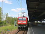 114 039 als Schublock für den RE 7 nach Nauen bei der Ausfahrt aus den Bahnhof Flughafen Berlin Schönefeld am 15. Mai 2020.