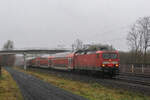 114 020 mit RE 50 nach Frankfurt Hbf am 04.12.2021 in Rodenbach.