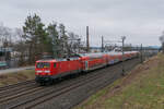 114 029 beschleunigte am 15.01.2021 ihre RB 51 nach Frankfurt Hbf aus dem Bahnhof Langenselbold.