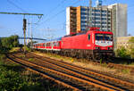 Am 06.08.2022 kam die WFL mit einem Sonderzug, geschoben/gezogen von 112 035 (114 035), von Potsdam zum Ostseebad Binz gefahren. Leider war auch dieser Zug sehr schwach ausgelastet. Hier zu sehen die Rücktour vom Ostseebad Binz nach Potsdam Hbf. Aufgenommen im Bahnhof Stralsund Rügendamm. Ich stand auf der Parkfläche vor dem Stw. Stralsund Rügendamm.