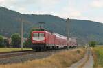 Nachschuss auf die WFL-114 024 (112 024-5) mit ihrem WFL-Dosto DABbuzfa 760.0 (50 80 36-33 013-4 D-WFL) am 14.8.2022 bei Etzelbach auf dem Weg nach Leipzig Hbf. Dieser Einsatz war gleichzeitig auch der einzige dieses Gespanns im RE42-Dienst (Franken-Thüringen-Express) und führte lediglich von Nürnberg zurück nach Leipzig.