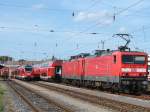 114 038 rangiert die defekte 114 037 im Bahnhof Stralsund.