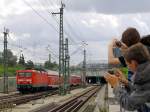 114 028 verlsst Berlin Hbf und wird dabei von Fabian und Valentin festgehalten. (11.7.2009)