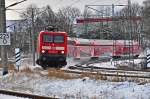 114 034 hat mit ihrer RE den Bf Stralsund verlassen mit Richtung Insel Rgen am 08.01.2010