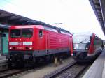 114 015-4 mit dem RE1 nach Hamburg HBF und der 642 050-9 nach Tessin am 7.8.05 in Rostock HBF