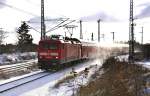 114 023 kommt mit Richtungspfeilen gekennzeichnet mit ihrer RE aus Richtung Grimmen ins winterliche Stralsund am 01.12.2010