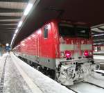 114 038-3 mit RE 4355 von Rostock Hbf Richtung Lutherstadt Wittenberg kurz vor der Ausfahrt um 06.34 Uhr im Rostocker Hbf(18.12.10)