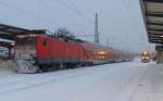 114 006, welche den RE18 aus Falkenberg/Elster brachte, steht abgebgelt am Gleis 4, whrend die ODEG nach Forst sich zum Richtungswechsel bereit macht. Cottbus den 27.12.2010