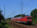 114 028 zog hier einen RE 3 nach Wnsdorf an uns allen vorbei. 02.06.2011