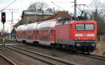 114 010 erreicht mit einer RB nach Halle(S) am 15.12.11 den Bahnhof Niemberg.