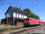 Als Lr durchfhrt ein RE5-Zug Falkenberg/E. - Stralsund, den Haltepunkt Uebigau. 03.07.06