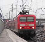 114 036 erreicht am 27. Dezember 2012 mit einem RE nach Fulda den Bahnhof Hanau.