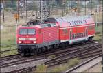 114 020-1verlsst den Hbf Stralsund in Richtung Greifswald.