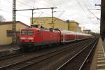 114034 vor einem aus Dosto Wagen gebildeten Regionalexpress nach Frankfurt im Bahnhof Fulda am 14.2.2014.