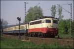 Elegant legt sich 114487 am 16.5.1989 an der Landesgrenze Nordrhein-Westfalen zu Niedersachsen in die Kurve bei Natrup - Hagen. Um 11.30 Uhr ist sie mit dem D 439 nach Rostock unterwegs.