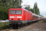 Die Rostocker 114 005 mit dem Pommes Rot-Wei Express 13290 von Warnemnde nach Berlin-Zoo bei der Durchfahrt am 01.08.2015 im Haltepunkt Rostock-Holbeinplatz