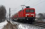 Mit einem aus nur zwei Wagen bestehenden RE Magdeburg-Leipzig durchfährt 114 006 am 17.01.16 Greppin.