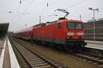 114 040 drückt am 12.2.2017 den RE3 (RE3308) von Berlin Hauptbahnhof (tief) nach Stralsund Hauptbahnhof in den Bahnhof Berlin Lichtenberg. 