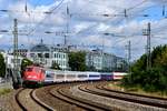 Aktuell wird der Leerpark des EN 462 / 498 tagsüber in München Ost hinterstellt. Die Überführung vom Hauptbahnhof zum Ostbahnhof über den Südring übernehmen Loks der Baureihe 115. Am 20. August 2017 war 115 448 für diese Aufgabe eingeteilt und konnte mit dem farbenfrohen Nachtzug in der 180°-Kurve an der Schwanthalerhöhe aufgenommen werden.
 