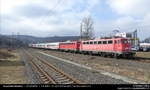 115 496 + 115 261 
11:21 Der Zug bestand aus folgenden Wagen:
D-DB 61 80 85-94 430-3 ARkimbmz 288.4
D-DB 51 80 84-95 051-9 Bimdz 268.4
D-DB 51 80 84-95 003-4 Bimmdzf 287.0
91 80 6101 079-2 D-DB
D-DB 618021- 90357-9 Bvmsz 186.3
D-DB 50 80 25-33 015-2 DBuza 747.4
D-DB 50 80 80-35 386-7 DABpbzfa 762.0
D-DB 50 80 36-81016-8 DABpza 785.2
D-DB 61 80 19-91 125-3 Avmmz 106.1 