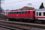 115 114 wartet in Pasing mit einem PbZ vor einem Halt zeigenden Signal