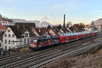 Am 28. Dezember 2018 bespannte 115 509 PbZ 2461 nach München. Hier verlässt sie den Bahnhof von Geislingen (Steige).