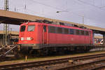 DB Lok 115 198-4 steht auf einem Nebengleis beim badischen Bahnhof.