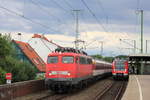 Am 28.06.2017 fährt 115 350 mit IC Zürich-Stuttgart in Stuttgart-Rohr an der S2 Filderstadt-Schorndorf vorbei.