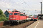 Kleine Zitterpartie, ob das Hauptmotiv zugefahren wird: Am 11.07.2016 fährt 115 448 mit IC Zürich-Stuttgart im Bahnhofsteil Stuttgart-Rohr an 430 026 als S2 Filderstadt-Schorndorf vorbei. 