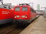 115 230-5 steht mit einem Autozug in Hamburg-Altona.
