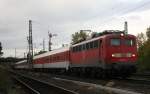 Die 115 114-1 mit Einfachlampen fuhr den letzten Autozug des Jahres 2010 durch Gremberg, am 24.10.2010.