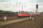 Am 19.September 2010 zieht 115 332-9 einen kurzen N-Wagenzug durch Mlheim-Styrum in Richtung Duisburg.