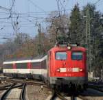 Mit einem Gubahn EC fhrt 115 114-1 aus Stuttgart kommend in Singen ein. Dort bernimmt eine schweizer Lok den Zug nach Zrich. Mrz 2012
PS: Bin mal gespannt wie hoch das Bild jetzt dargestellt wird.