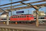 Auf dem Abstellgleis. Für die 110er in Singen hat vorerst eine Ära geendet. Der Bahnsteig versinnbildlicht das Ende der 110er im Fernverkehr. 115 459-0 hat in Singen eine längere Pause eingelegt, um am Abend nach Stuttgart zurückzukehren. Wollen wir hoffen, dass der Mangel an Rollmaterial bei der DB Fernverkehr noch einmal zu einer Renaissance dieser Klassiker führt. April 2014.