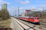 Nur noch an Dienstagen verkehrt der PbZ 2460. Am 07. April 2015 hat 115 448 sechs Wagen am Haken und passiert pünktlich den Heimeranplatz. Um das Kopfmachen zu sparen, unternimmt der Zug eine kleine Stadtrundfahrt. Von Pasing geht es über Laim Rangierbahnhof zum Ostbahnhof. Anschließend über Daglfing zum Nordring, um dann bei Olching auf die KBS 980 Richtung Augsburg zu gelangen.