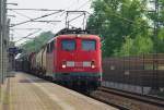 139 554-0 mit gemischtem Gterzug beim passieren der Station Dedensen-Gmmer. Aufgenommen am 29.04.2011.