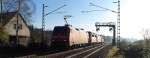 Eine besondere Fuhre im besonderen Licht gab es am 10.12.2013 an der Signalbrücke in der Nähe der Anrufschranke in Saarlouis-Roden zu bewundern.
Von der Saar nach Oberhausen machte sich 152 039-4 mit ihrem Lokzug auf die Reise.
Im Schlepp waren 140 490-4 / 152 105-3 und 139 314-9 - Bahnstrecke 3230 Saarbrücken - Karthaus