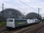 railadventure-Zug mit 139 558 + Vectron 193 902 + RAILPOOL 187 005 und zwei railadventure-Waggons bei Durchfahrt durch Dresden Hbf , 16.08.2014  