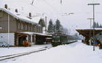Die Höllentalbahn im Winter: 139 316-4 wartet Anfang Januar 1982 mit einem Nahverkehrszug im Bahnhof Hinterzarten die Kreuzung mit dem Gegenzug nach Freiburg ab.