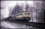 Links fahrend kommt hier am 13.2.1991 um 14.58 Uhr die 140568 mit ihrem Güterzug aus Richtung Münster an der Landesgrenze zu Niedersachsen in Hasbergen an. 