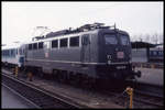 140703 fährt hier am 18.2.1995 mit einem Nahverkehrszug in Emden HBF ein.