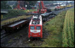 Eisenbahnunglück 1998 in Lengerich: Ein Pkw rast den Bahndamm hinauf auf die Gleise! Ein Güterzug aus Richtung Osnabrück prallt kurz hinter den Bahnsteigen mit dem Fahrzeug zusammen und entgleist. Die Lok verfehlt knapp den Pfeiler einer Fußgängerbrücke und kommt rechts neben den Gleis in einem Feld zum Stehen. Die ersten Güterwagen entgleisen ebenfalls und richten erheblichen Sachschaden an. 
Am 22.08.1998 war ich an der Unfallstelle und fotografierte bei äußerst schlechten Witterungsbedingungen die Aufräum- und Bergung Arbeiten. Beteiligt war die Güterzuglok der DB 140045. Rangier und Hilf Dienste verrichteten Köf III Cargo 335229 des Bahnhof Lengerich und ein Turmtriebwagen DB 701045. Die Strecke Lengerich - Münster war einige Tage voll gesperrt. Es gab Schienen Ersatzverkehr. Zwischen Lengerich und Osnabrück pendelten Triebwagen der Baureihe 634! - Die entgleisten Güterwagen gerieten bis in die Zufahrtgleise der Teutoburger Wald Eisenbahn, deren BW sich nahe der Unfallstelle befand. 