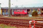 04.Januar 1991,	Bw Freilassing, Lok 140 045-6 steht auf der Drehscheibe, zwei weitere 140er (?) verbergen sich hinter den offenen Schuppentoren.