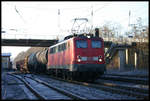 DB 140353-4 fährt hier am 16.01.2005 mit einem Güterzug in Richtung Osnabrück durch den Bahnhof Natrup Hagen.