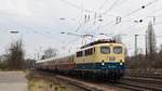 140 423 mit der Überführungsfahrt von 4 Reisezugwagen von Frankfurt-Griesheim nach Koblenz Lützel kurz vor dem Durchqueren des Bahnhofs Mainz-Kastel. Aufgenommen am 2.3.2019 15:35