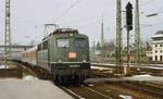 20. Februar 1994, Lok 140 039-9 fährt mit einem D-Zug aus München in den Bahnhof Freilassing ein. 