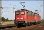 140868 kommt hier am 12.9.2006 bei Dedensen mit einer Schwester Lokomotive in Richtung Minden vorbei.