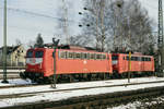 06. Februar 1993, Die Lokomotive 140 813 und eine weitere 140er warten im Bw Freilassing auf den nächsten Einsatz
