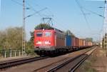 140 374 mit einem Containerzug bei Niederwartha (26.09.2003)  