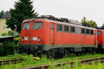 12. Juni 2005, auf einem der stadtnahen Abstellgleise des Bahnhofs Freilassing genießt Lok 140 772 die Sonntagsruhe.